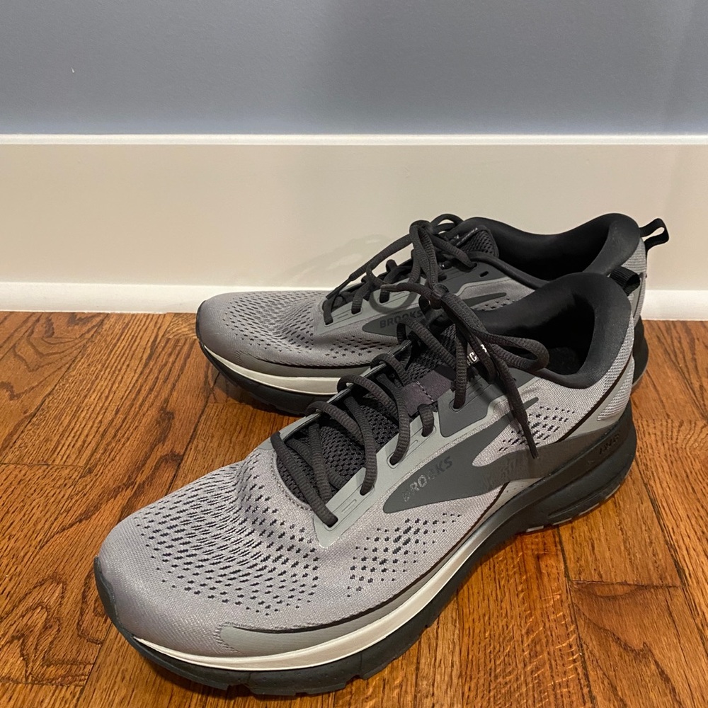 Brooks Gray Black Athletic Shoes with Breathable Mesh